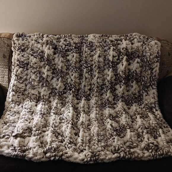 NEW - Hand Crocheted Chunky Yarn Blanket/Throw - Picture 2 of 5
